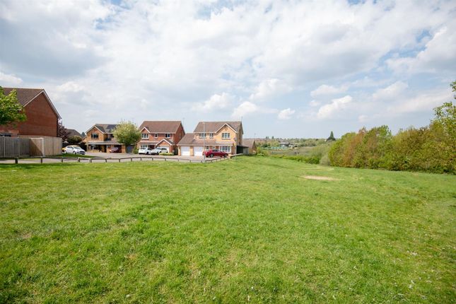 9 Burford Way, Wellingborough photo 2