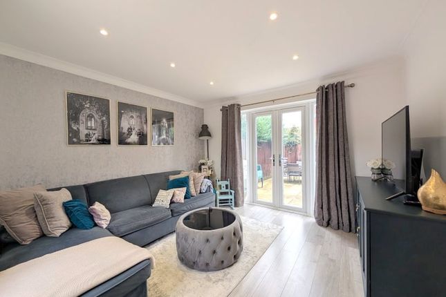 11, Routh Court, Feltham photo 2
