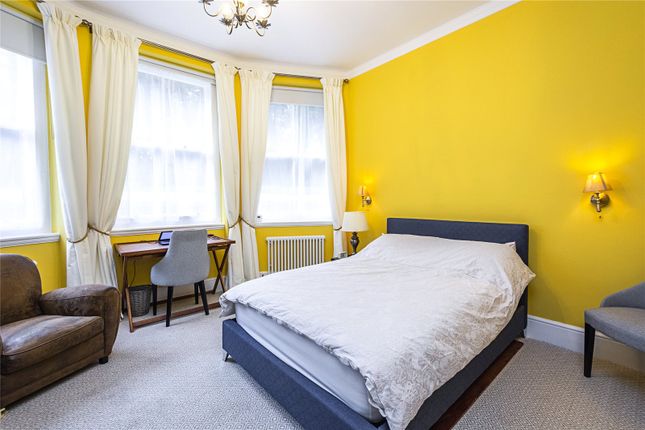 Flat for sale in Kensington Court, London