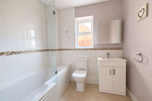 4 Loxley Court Morris Road, Romford photo 5
