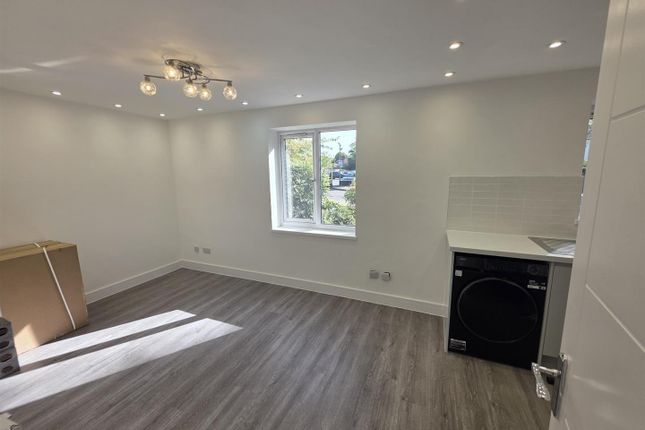 32, Mandeville Court, London photo 3