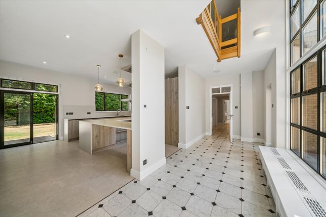 9, Coombe Ridings, Kingston Upon Thames photo 4