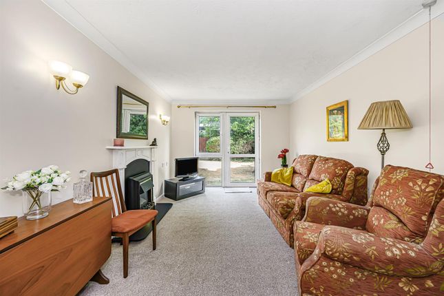 13, Kingswood Court, Chingford photo 4
