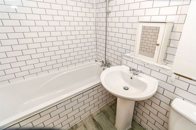 81, Springford Gardens, Hampshire photo 3