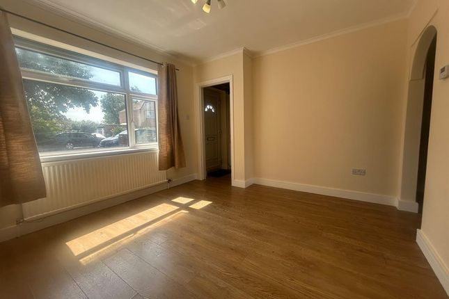 77, Cassiobury Avenue, Bedfont photo 3