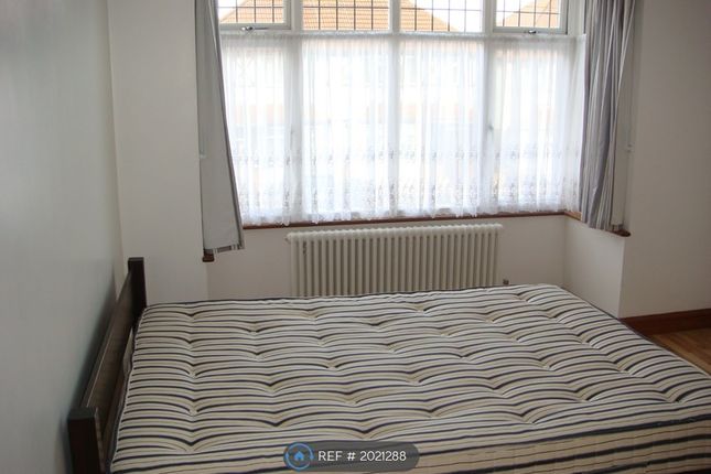 Room to rent in Taunton Avenue, Hounslow