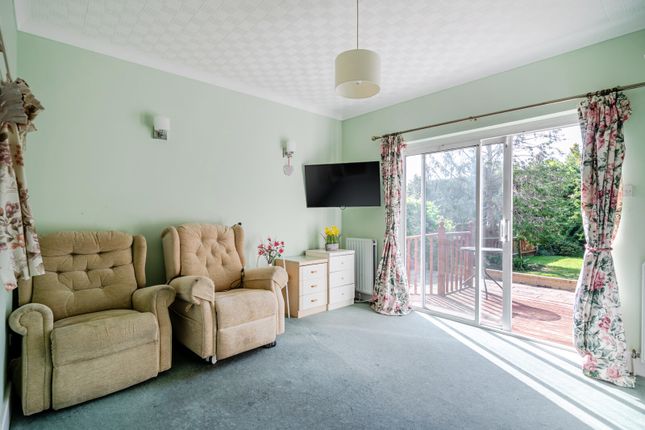 19, Meadow Close, Hinchley Wood photo 4