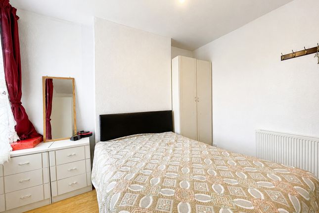 Flat Room 2, 378, Merton Road, London photo 3