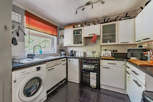 11, Canvey Close, Crawley photo 4