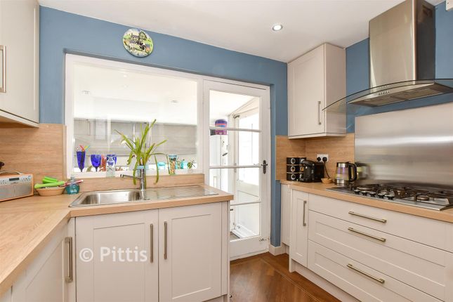 15, Nicholas Close, Brading photo 4