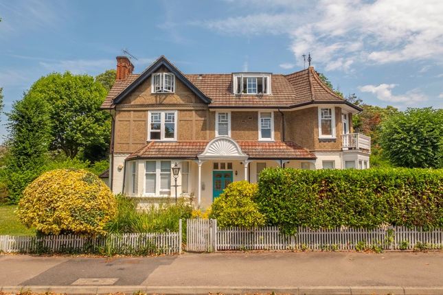 1-bed flat on 34, Lovelace Gardens, Surbiton, £185,000