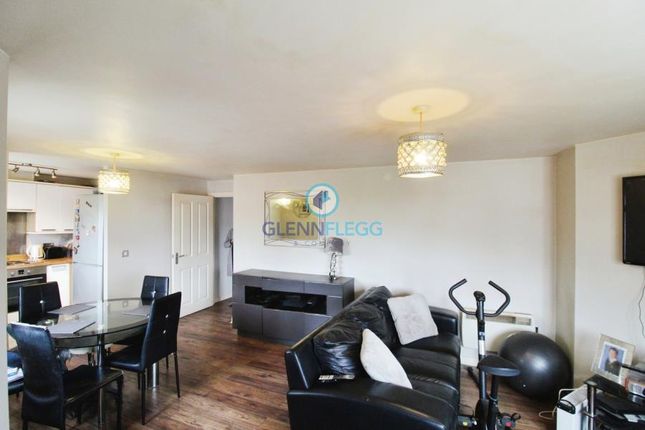 Flat to rent in Eaton Avenue, Slough