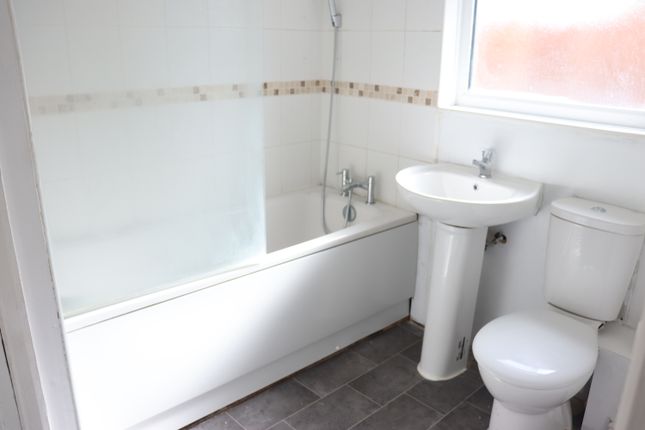 Flat to rent in Escott Place, Chertsey