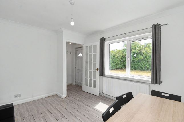 71 Moreland Avenue, Colnbrook photo 2