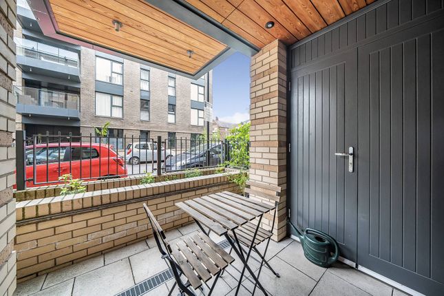 Flat for sale in Bradley Road, Clapham Park