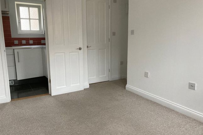 Flat to rent in Little Brewery Street, St Clements