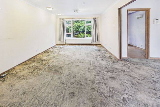20 Blackwater Lane, Crawley photo 3