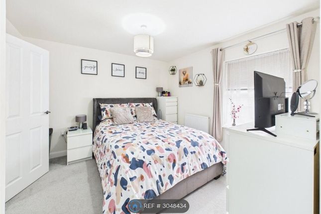 Pipit Close, Hardwicke, Gloucester photo 5