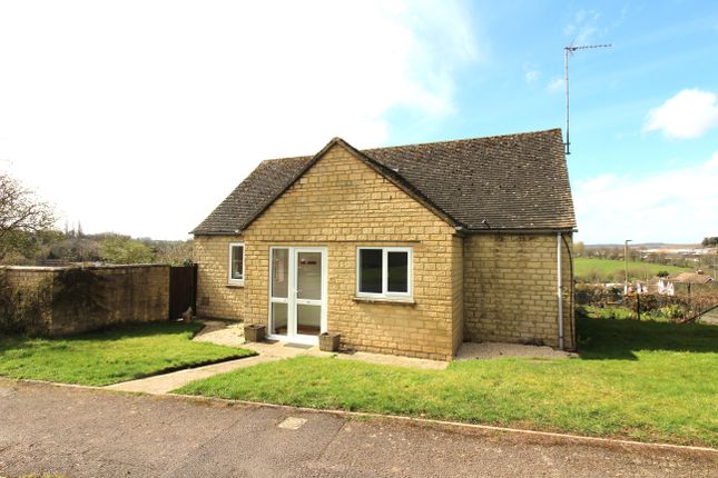 Thumbnail Bungalow to rent in Dunstan Avenue, Chipping Norton