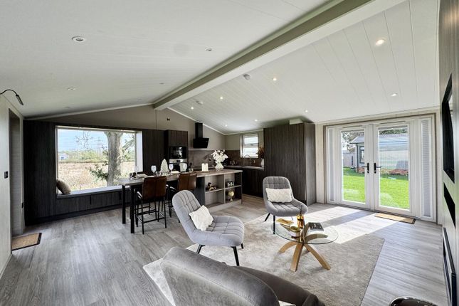 77, Little Meadow, Woodside photo 2