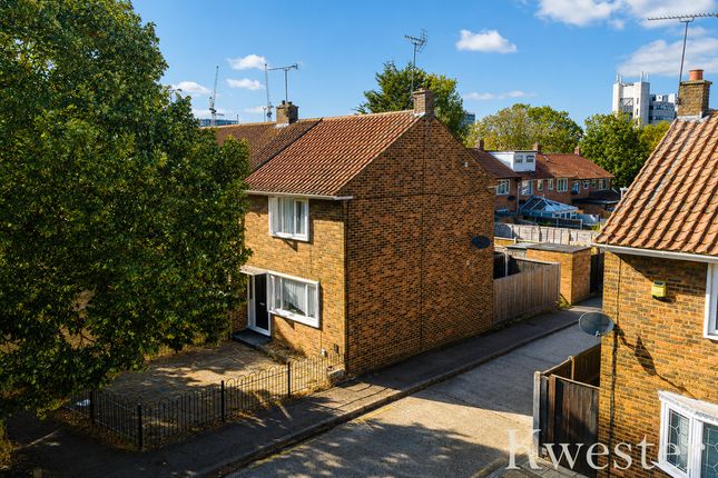 141, Witchards, Basildon photo 2