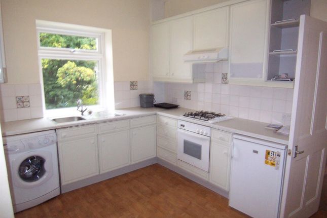 Maisonette to rent in Walton Road, East Molesey