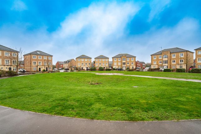 Flat for sale in Kings Reach, Slough