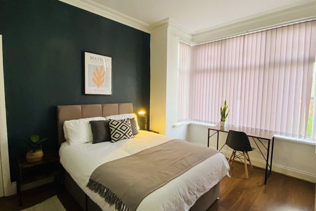 Thumbnail Shared accommodation to rent in Hill Top Mount, Leeds