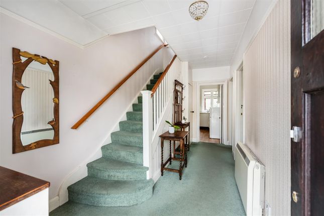 89, Hevers Avenue, Horley photo 2