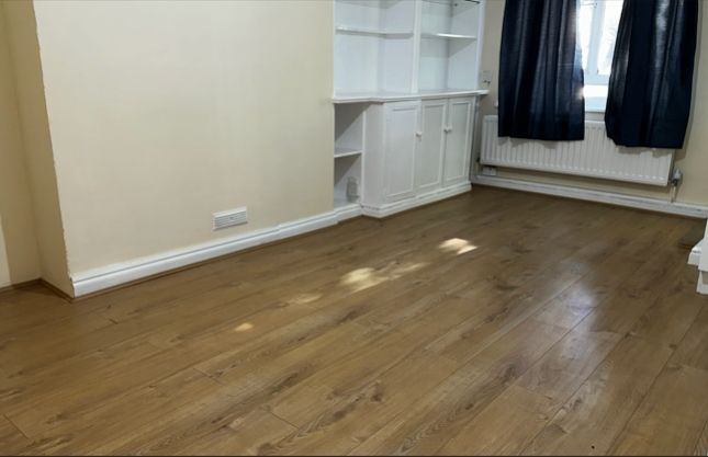 Flat 16, Brenley House, Tabard Garden Estate, London photo 3