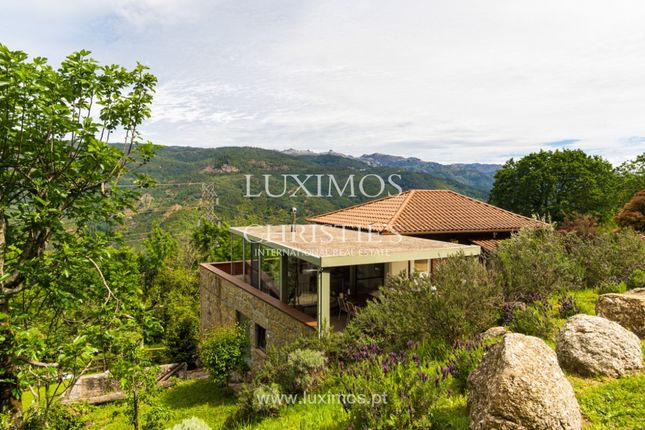 Villa for sale in 4850 Cova, Portugal