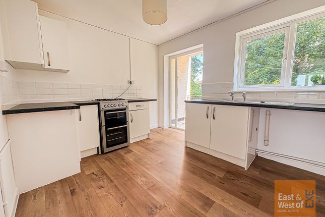 37, Altamira, Exeter photo 2