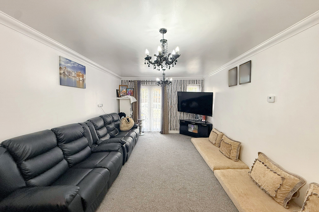 Flat 1, Sycamore Court 359, Vicarage Farm Road, HOUNSLOW photo 4