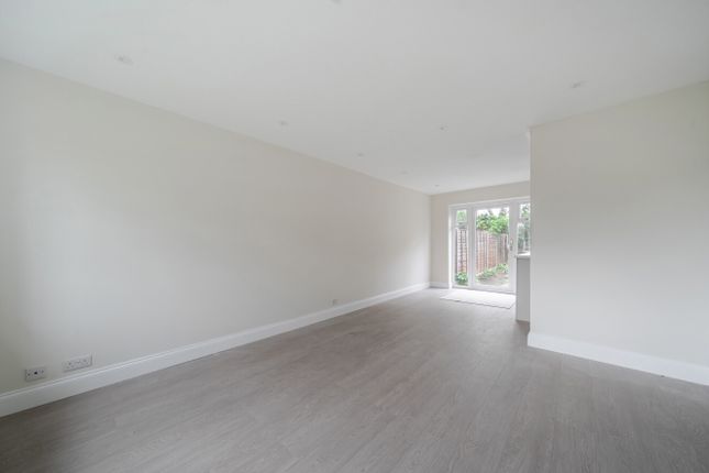 25, Kingfisher Drive, Surrey photo 3