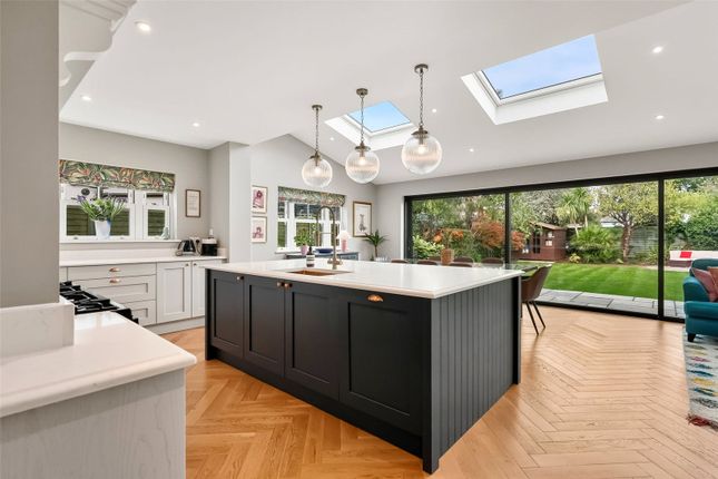 34, Courtlands Avenue, Hampton photo 2