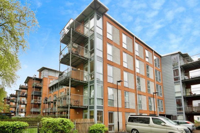 Flat for sale in 142 Southwold Road, London