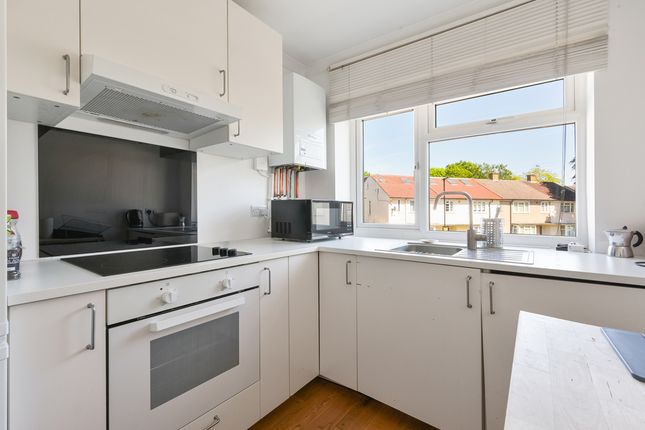 First Floor Flat 4, Station Gardens, London photo 4