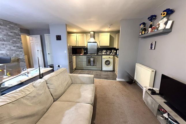 21, Glovers Hill Court, Rugeley photo 3
