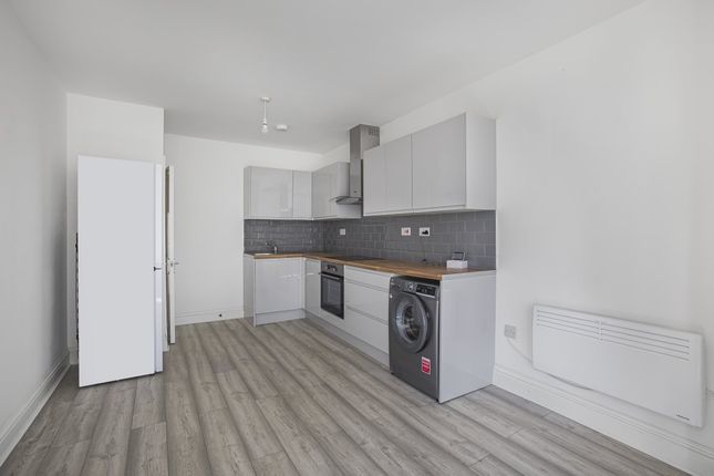 Flat 2, 40, Redcliffe Gardens, Ilford photo 3
