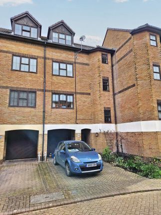 Town house for sale in Hathaway Court, Esplanade, Rochester