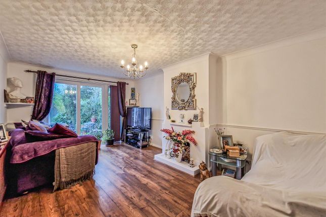 17, Orchard Grove, Leigh-on-sea photo 3