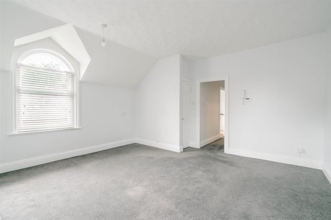 Flat 6, Golding House, Henry Avenue, Matlock photo 3