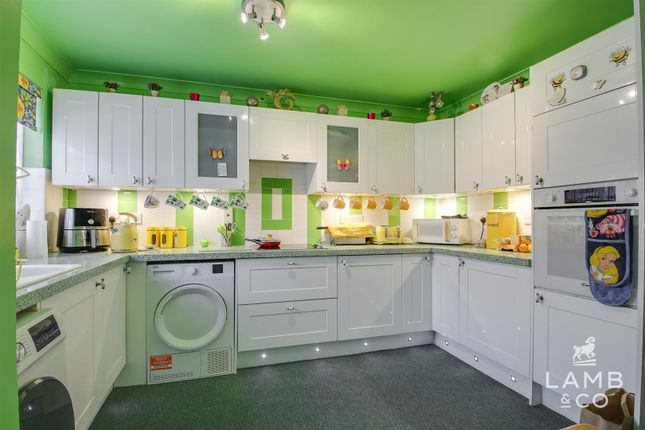 10, Dahlia Close, Clacton-On-Sea photo 3