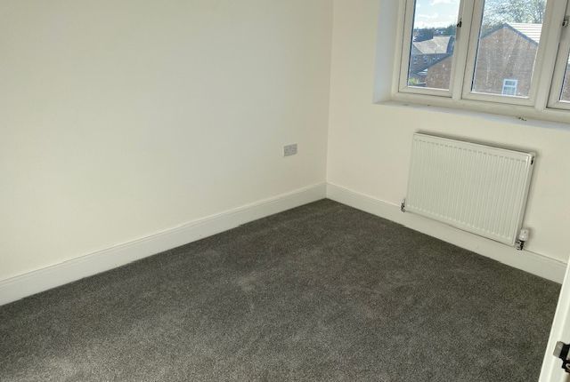 Town house to rent in Wingate Road, Luton