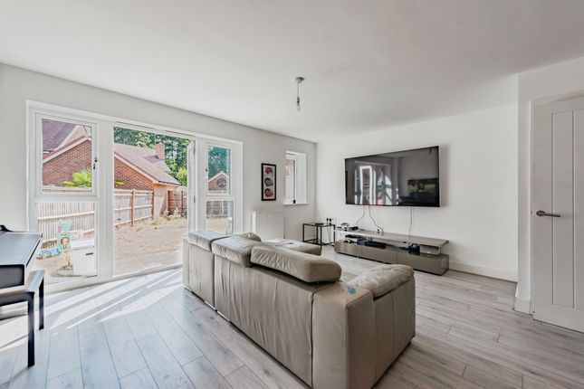 12, Holly Drive, Crawley photo 4