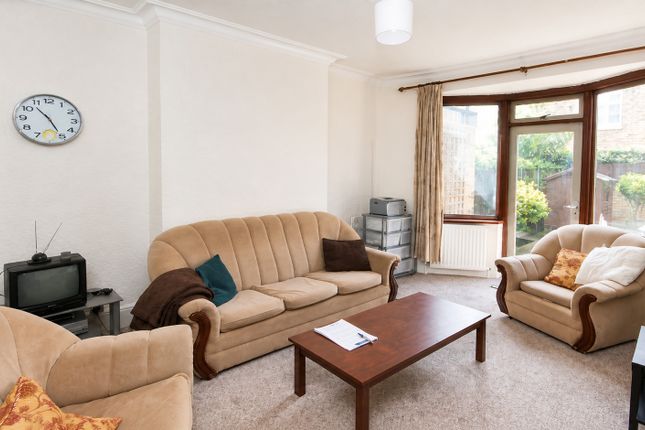 16 Bracken Avenue, Bracken Avenue, London, SW12, London photo 2