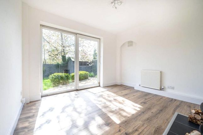 3, Spring Grove, Surrey photo 3