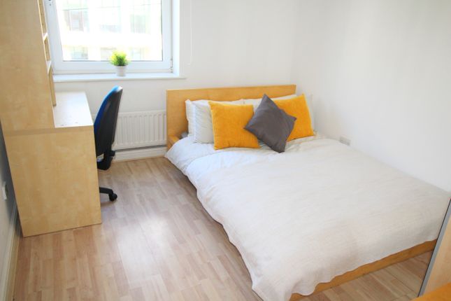 Flat to rent in Clarendon Road, Leeds