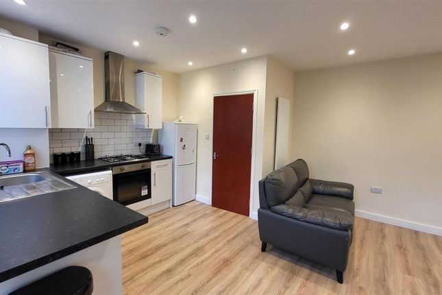 Flat to rent in Churchbury Lane, Enfield