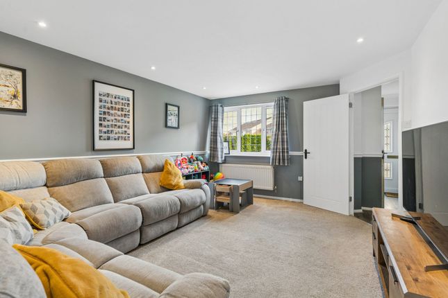 6 Gordian Way, Stevenage photo 2